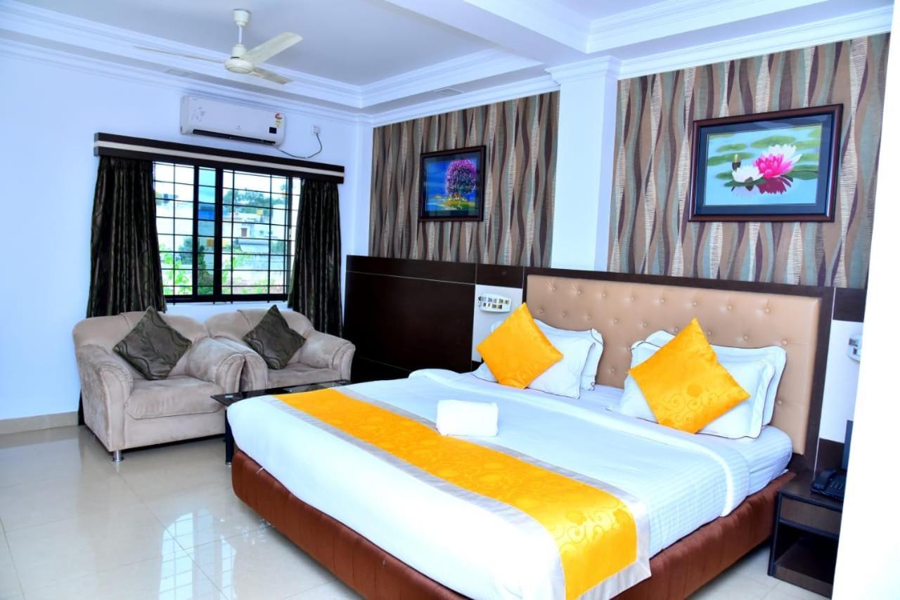 The Grand Krishna Luxury Hotel จิกมากาลูร์ ภายนอก รูปภาพ